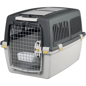 Trixie Gulliver 4 Hundetransportbox, hellgrau/dunkelgrau, mit Metalltür und Futternapf.