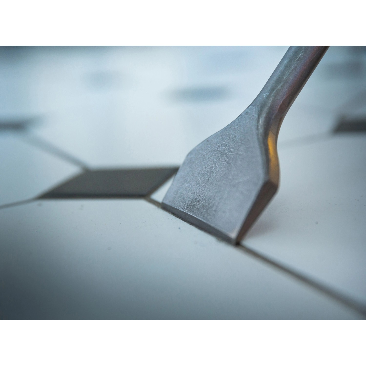 LUX Fliesenmeißel SDS Plus (40mm) im Einsatz zum Entfernen von Fliesen.