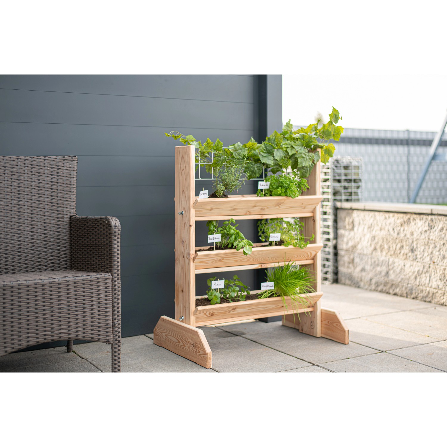 Westmann Kräuterregal Premium L aus Holz mit Rankgitter, bepflanzt mit Kräutern.