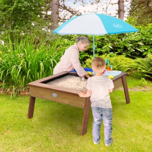 Axi Sand- und Wassertisch Linda mit Sonnenschirm (blau/weiß) im Garten mit spielenden Kindern.