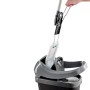 Leifheit Wischtuchpresse Profi XL Black: Mop wird in grau-schwarzem Eimer mit Pressfunktion ausgewrungen. Reinigungsgerät.