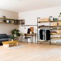 Wohnraum mit Möbeln aus Stahlrohren: Regale, Schreibtisch und Garderobe im Industrial Style.