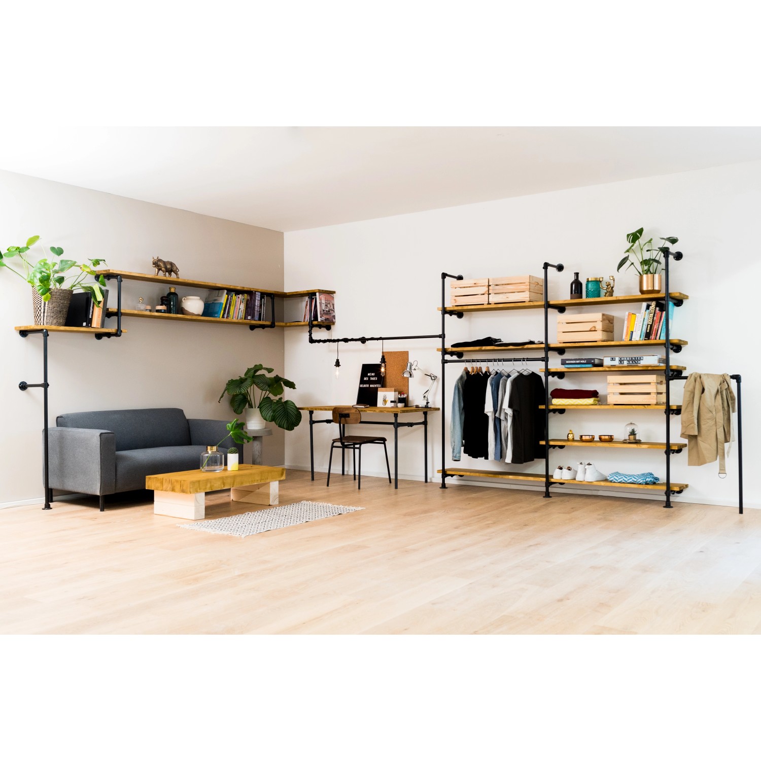 Wohnraum mit Möbeln aus Stahlrohren: Regale, Schreibtisch und Garderobe im Industrial Style.