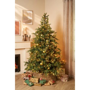 Geschmückter, künstlicher Weihnachtsbaum Grimshaw, 215 cm, mit goldenen Kugeln und Lichtern im Wohnzimmer.