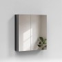 Schwarzer Emke Spiegelschrank 60x65 cm mit zwei Spiegeltüren, an weißer Wand. Modernes Design für Ihr Badezimmer.