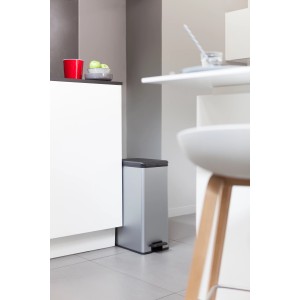 Curver Deco Slim Mülleimer, 40 l, mit Pedal, Silber metallic. Ideal für Küche oder Bad.