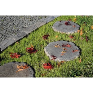 Häusler Trittholz, Gehwegplatte in Holzoptik, Ø 48cm, braun, im Garten auf Rasen mit Herbstlaub.