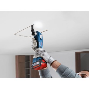 Bosch Professional GOP 18V-34 Akku-Multitool beim Sägen in einer Decke.