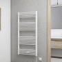 Schulte Handtuchwärmer, steckerfertig, 600 W, Alpinweiß, an grauer Wand im Badezimmer.