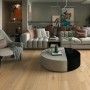 Wohnraum mit Check One Click-Vinylboden Morbach Eiche in heller Holzoptik.