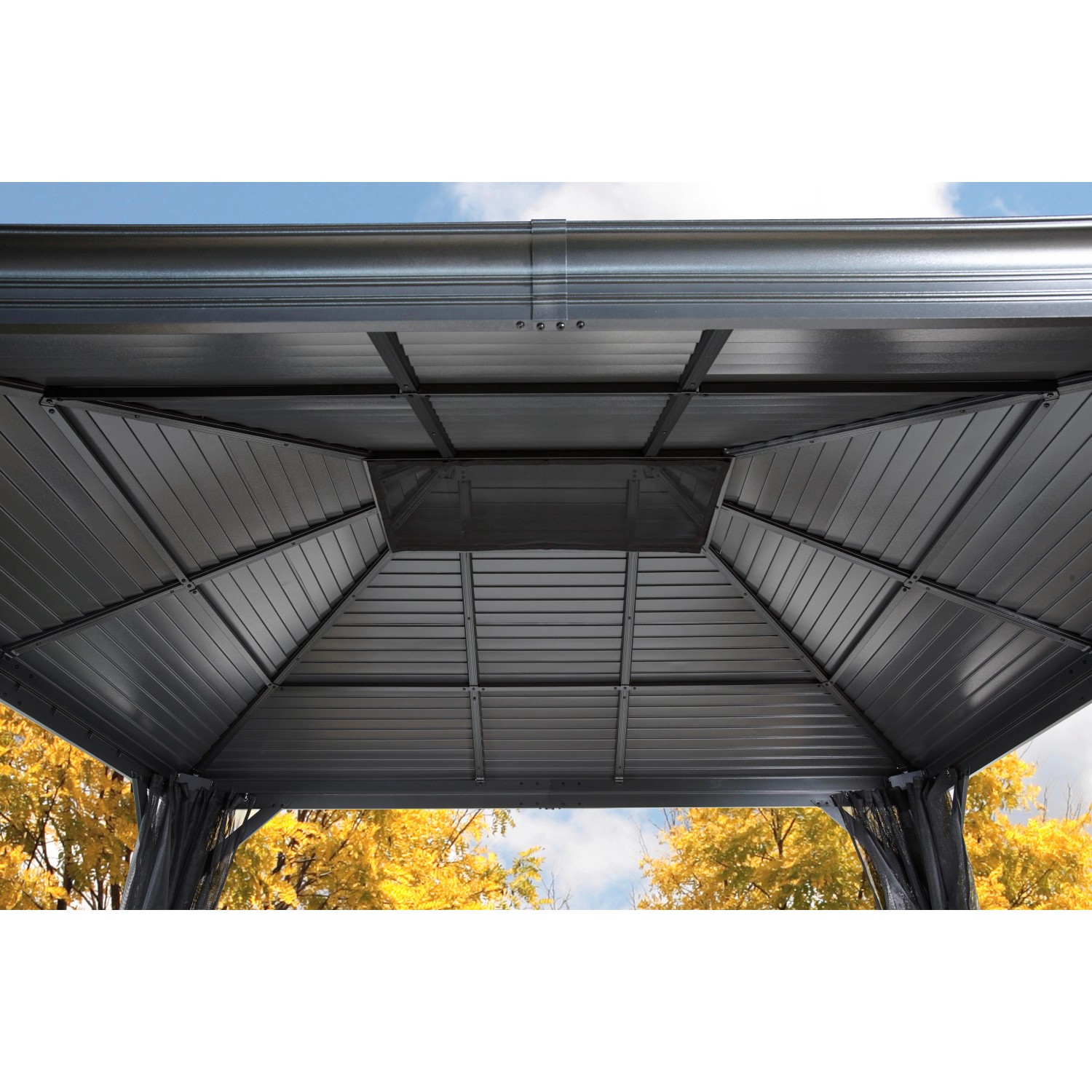 Detailaufnahme des Doppeldachs vom Sojag Pavillon Mykonos, inklusive Regenrinne und Moskitonetz.