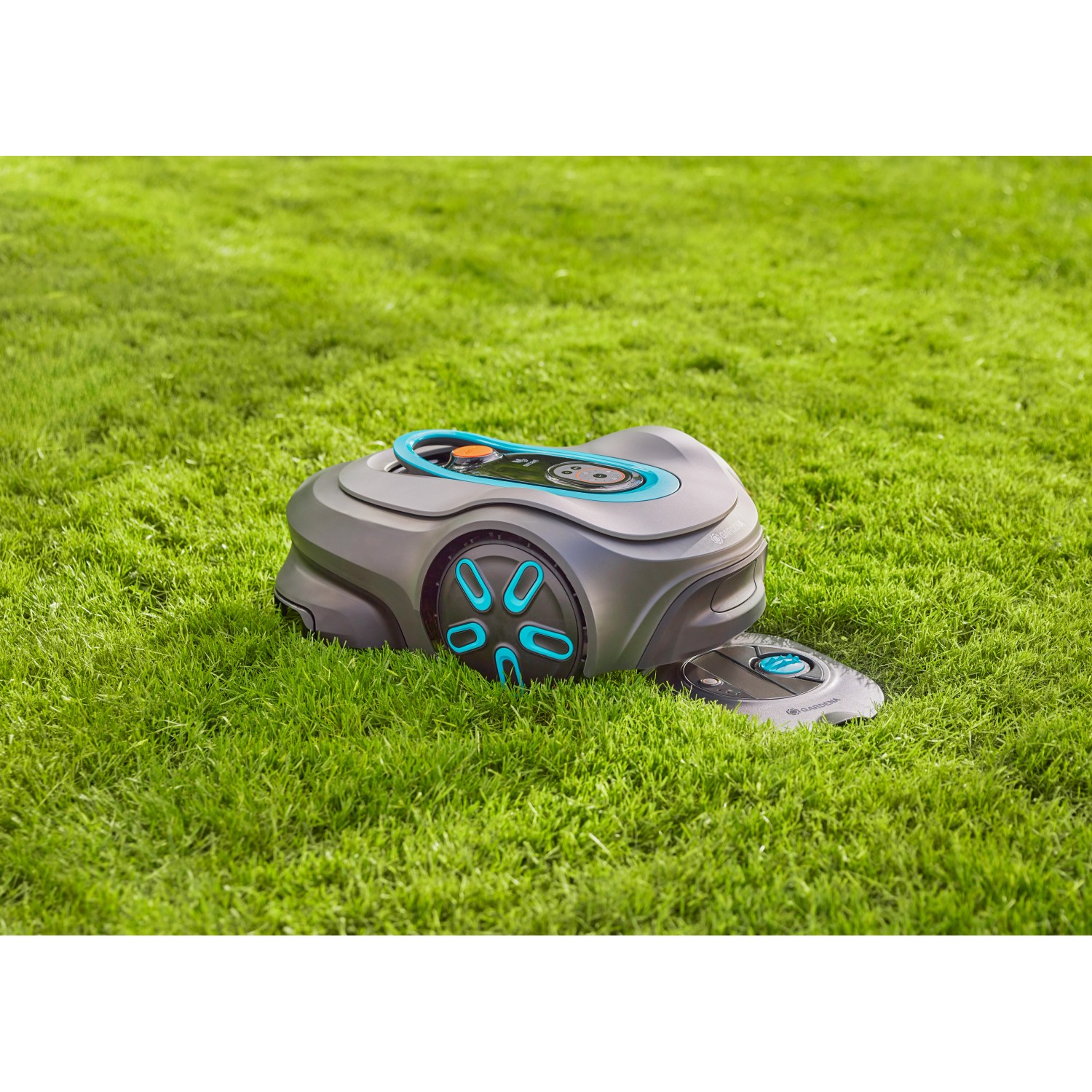 Gardena AquaPrecise Pipeline-Bewässerungssystem, solarbetrieben, im grünen Rasen.