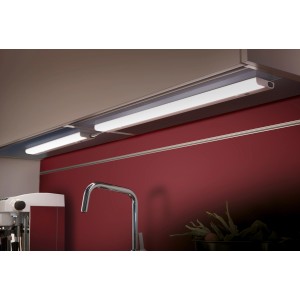 Weiße Trio LED Unterbauleuchte Simeo mit Bewegungsmelder unter Küchenschrank.