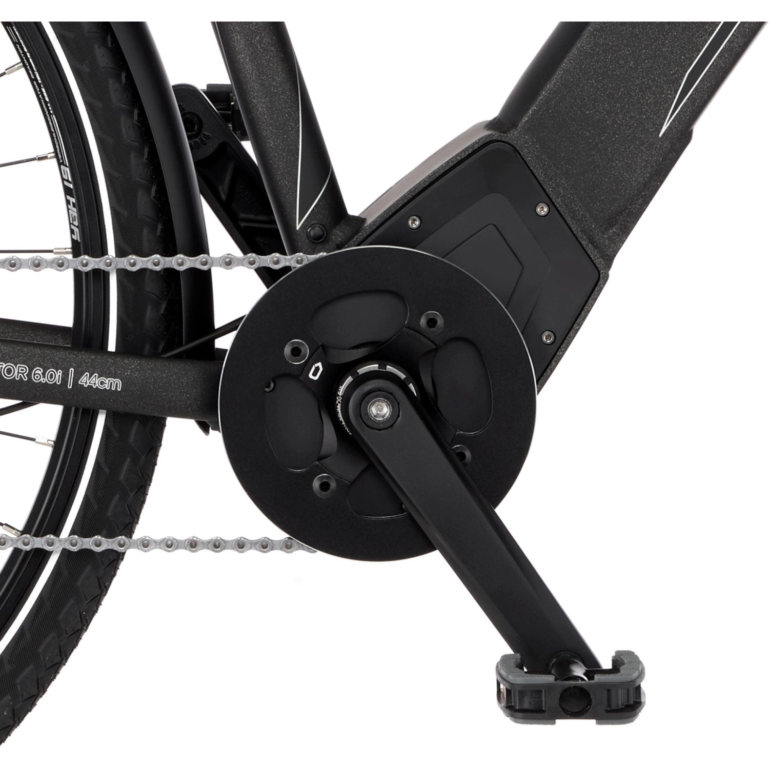 Detailaufnahme des schwarzen Fischer E-Bike Viator 6.0i (44 cm) mit Fokus auf Tretlager, Kette und Pedal.