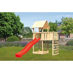 Karibu Spielturm Lotti mit roter Rutsche, Kletterwand und Anbauplattform im Garten.