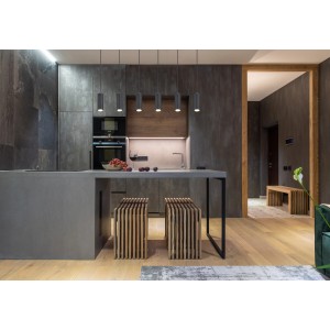 Schwarze, 6-flammige Globo Pendelleuchte Robby über Küchentheke.