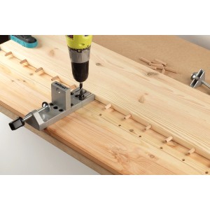 wolfcraft Universal-Holzdübel-Set mit Dübelhilfe, Bohrer und Holzdübeln in Anwendung.