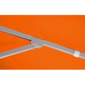 Detailaufnahme: Oranger Schneider Marktschirm Jumbo mit Seilzugmechanik und Aluminiumgestell.