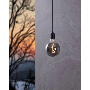 Schwarze Eglo Vignanello Außen-Pendelleuchte mit warmweißem Licht, Ø 12,5 cm.
