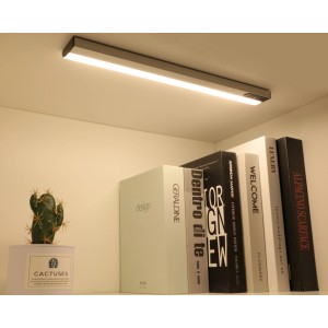 Müller-Licht LED Unterbauleuchte Pibo 25 silber mit Bewegungsmelder im Regal.