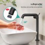 Schwarze Emke Waschtischarmatur mit Neoperl Perlator; sanfter, spritzfreier Wasserfluss in Hände und Waschbecken.