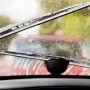 BOSCH ClassicWiper Scheibenwischer reinigt nasse Windschutzscheibe für klare Sicht. Ideal für Autowartung.