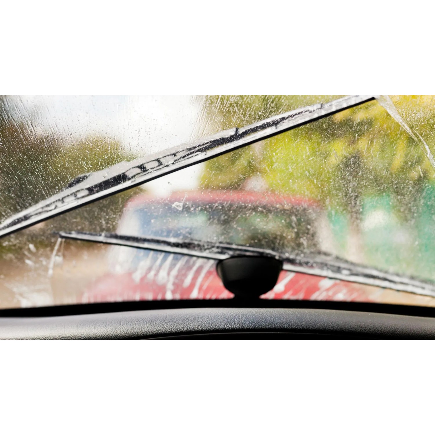 BOSCH ClassicWiper Scheibenwischer reinigt nasse Windschutzscheibe für klare Sicht. Ideal für Autowartung.