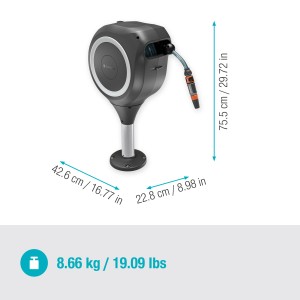 Gardena Terrassen-Schlauchbox RollUp M mit 20m Schlauch, montiert auf Standfuß.