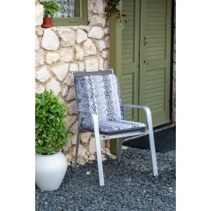 Grau gestreiftes Beo Niedriglehner-Saumkissen Elbasan Bali auf Gartenstuhl.