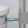 Arves Regensammler Standard, graue Ausführung, verbunden mit Regentonne und Fallrohr.
