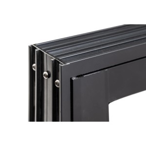 Detailaufnahme: Aluminium-Schiebetür des Palmako Gartenhauses Amanda, naturbelassen.