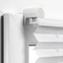 Detailaufnahme: Weißes Gardinia Easy Fix Plissee mit Bedienschienen am Fenster.