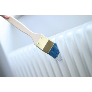 LUX Eckenpinsel 75mm beim Lackieren einer Heizung. Universal Pinsel für schwer zugängliche Stellen.