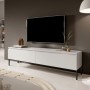 Selsey TV-Lowboard Bemmi 175 cm, weiß, mit zwei Fächern und schwarzen Beinen unter einem Fernseher im modernen Wohnzimmer.