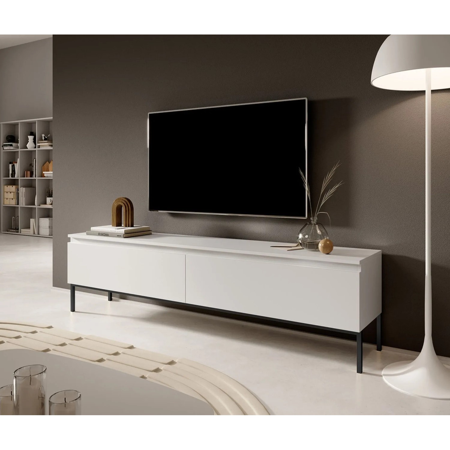 Selsey TV-Lowboard Bemmi 175 cm, weiß, mit zwei Fächern und schwarzen Beinen unter einem Fernseher im modernen Wohnzimmer.
