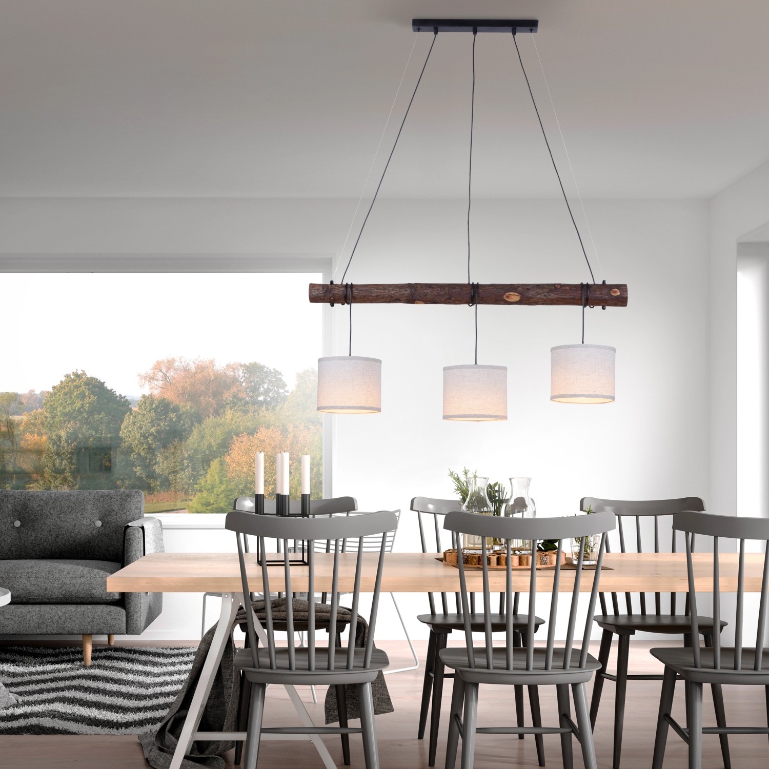 Rustikale Pendelleuchte Bark mit Holzdekor und drei Lampenschirmen, geeignet für Wohnräume.