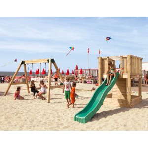 Hy-Land Spielgerät P1 mit Rutsche aus Douglasie auf einem Sandstrand mit spielenden Kindern.