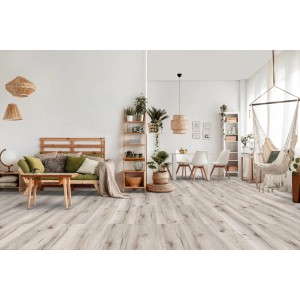 Heller Click-Vinylboden Wittland Oak im Wohnraum verlegt.