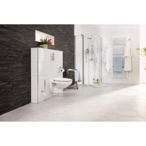 Grohe Wand-WC-Set mit Tiefspüler und WC-Sitz in modernem Badezimmer.
