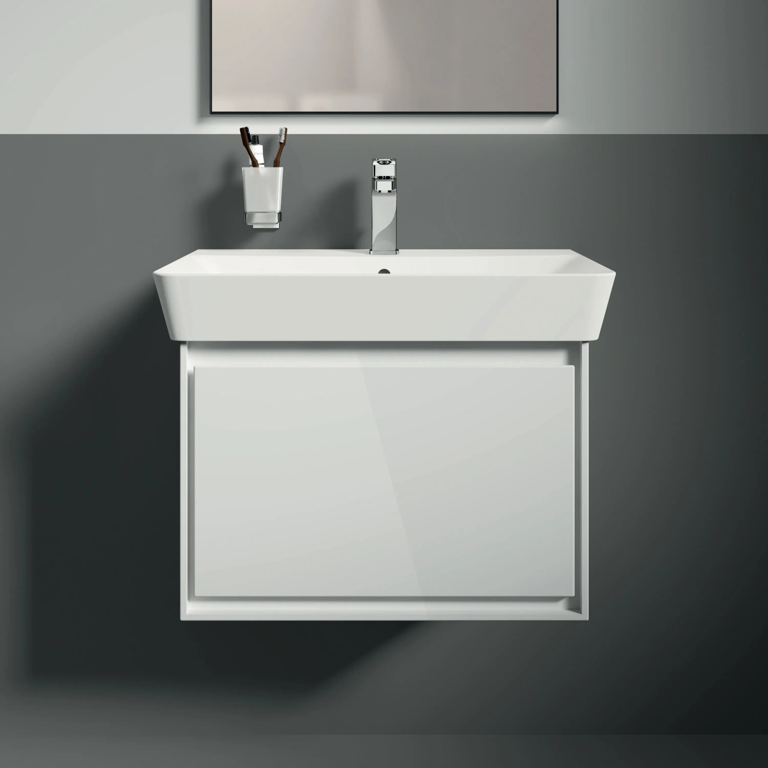 Ideal Standard IOM Cube Zahnputzbecher aus satiniertem Glas mit Chrom-Halterung.