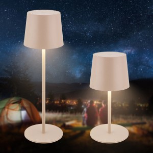 Brilo Akku-LED-Tischleuchte Bota, beige, im Einsatz auf Terrasse beim Camping.