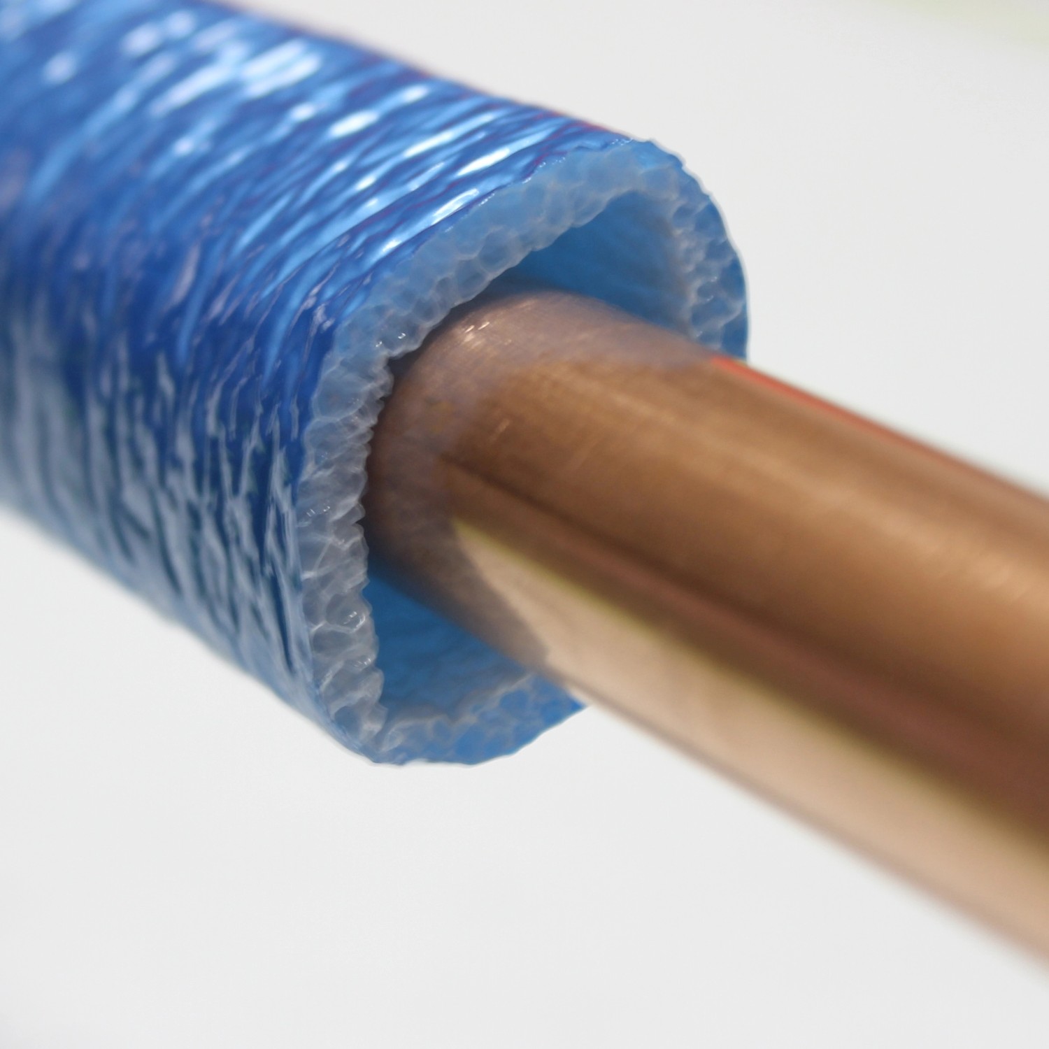 Blauer Climapor Rohrschutz PE 12-15, 10 m, auf einem Rohr. Schutz vor Beschädigung und Schwitzwasser.