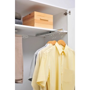 Wenko Schrankauszug für Kleider- und Hemdenbügel im Kleiderschrank mit Hemden und Hose.