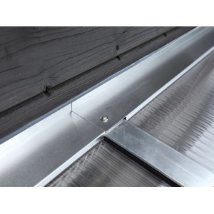 Detailaufnahme: Skan Holz Wandanschlussprofil-Set für Terrassenüberdachung, Aluminium, wasserdichter Abschluss.