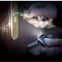 Energizer Schlüsselanhänger-Taschenlampe leuchtet beim Öffnen einer Tür.
