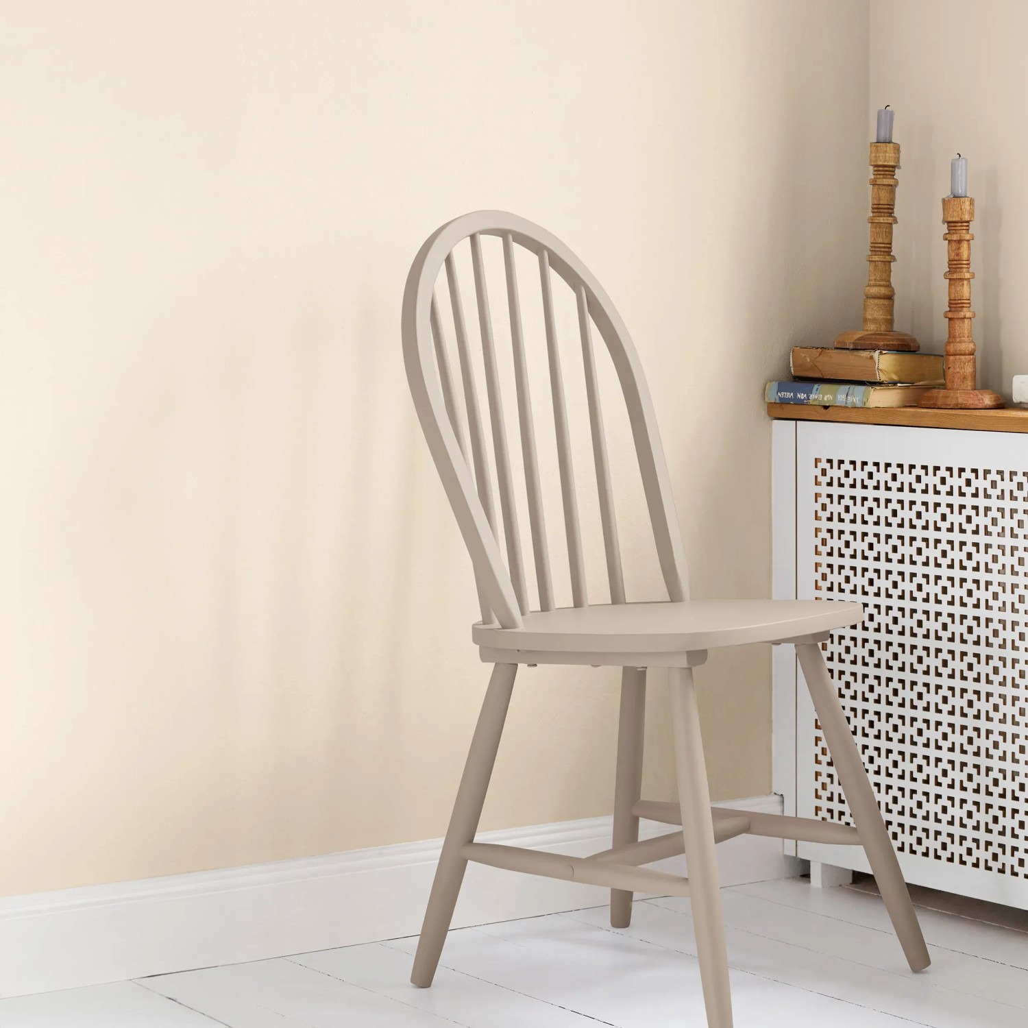 Beige gestrichener Stuhl vor Wand in Alpina Feine Farben Lack Zauber der Wüste®.