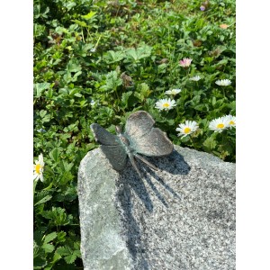 Insektentränke aus Granit mit Schmetterling, Vogeltränke für Insekten.