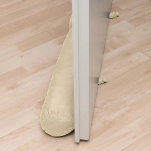 Beautissu Viento Zugluftstopper, 100cm, Creme, vor Tür auf hellem Holzboden.