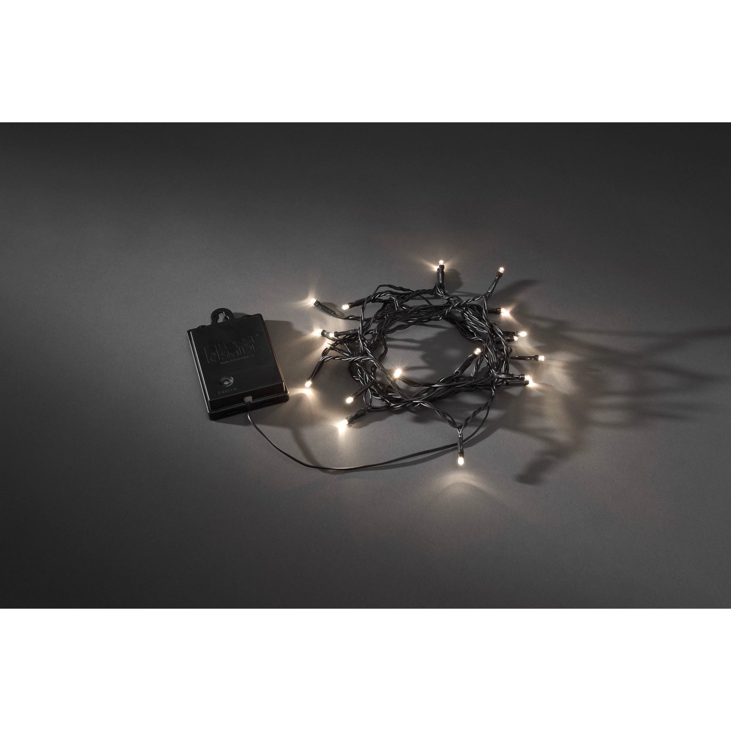 Konstsmide LED Lichterkette mit 80 warmweißen LEDs und schwarzem Kabel für innen und außen.