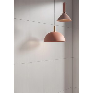 Helle Wand mit Vitra Wandfliese Smart Uni Weiß Matt in Linien-Optik und zwei Lampen.